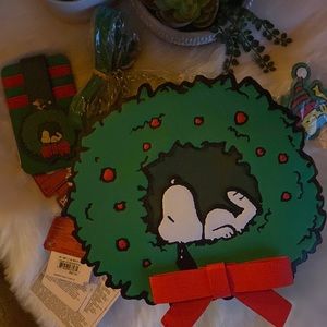 LOUNGEFLY SNOOPY WOODSTOCK LIGHT UP WREATH CROSSBODY BAG AND CARDHOLDER